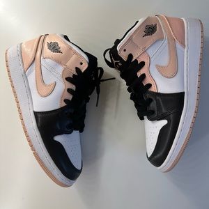 Jordan 1 Mid 5.5Y/7Women used in great condition